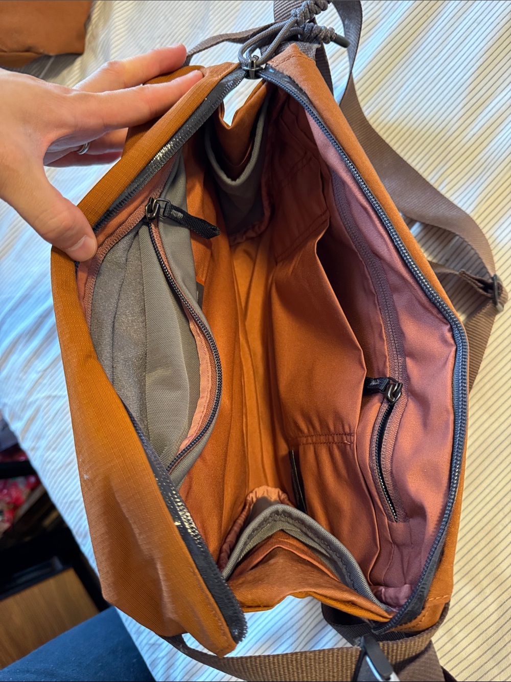 Bellroy Venture Sling 9L Clay - Picture 2 of 3